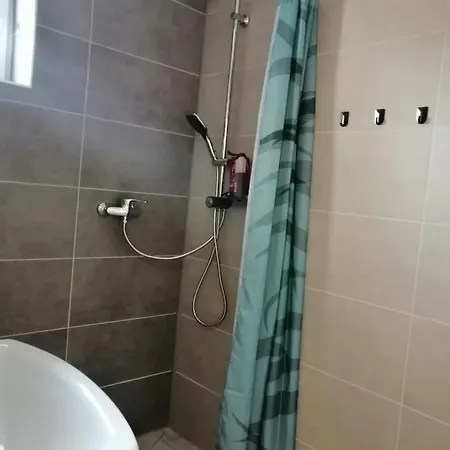 Harom Apartmanhaz * 巴拉通雷勒