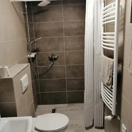 Harom Apartmanhaz Apartment *