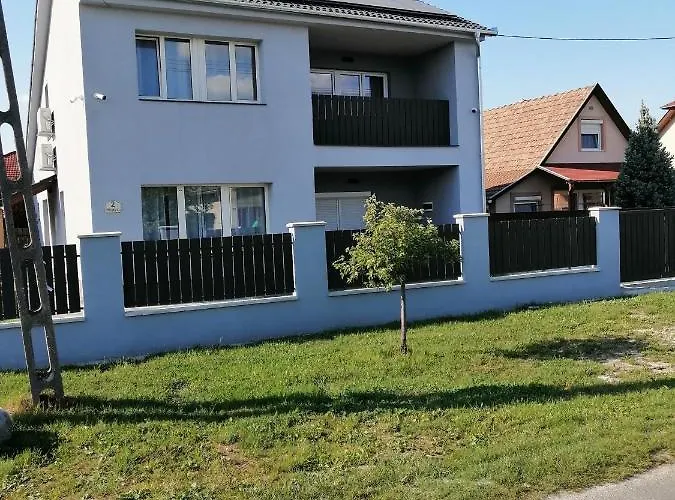 Harom Apartmanhaz Apartment *